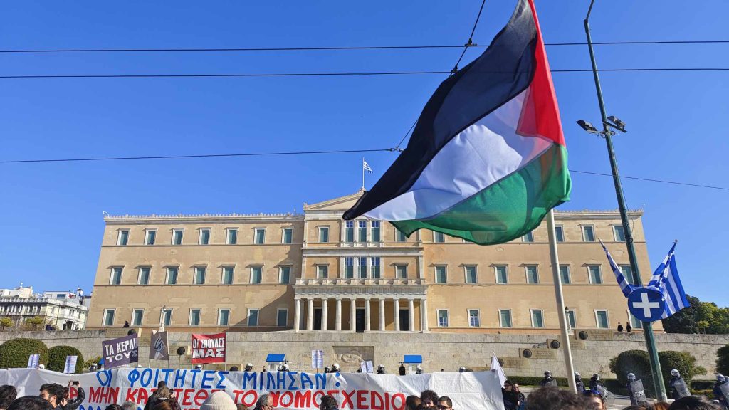 Δεκάδες σημαίες της Παλαιστίνης και σε αυτήν την μεγάλη διαδήλωση