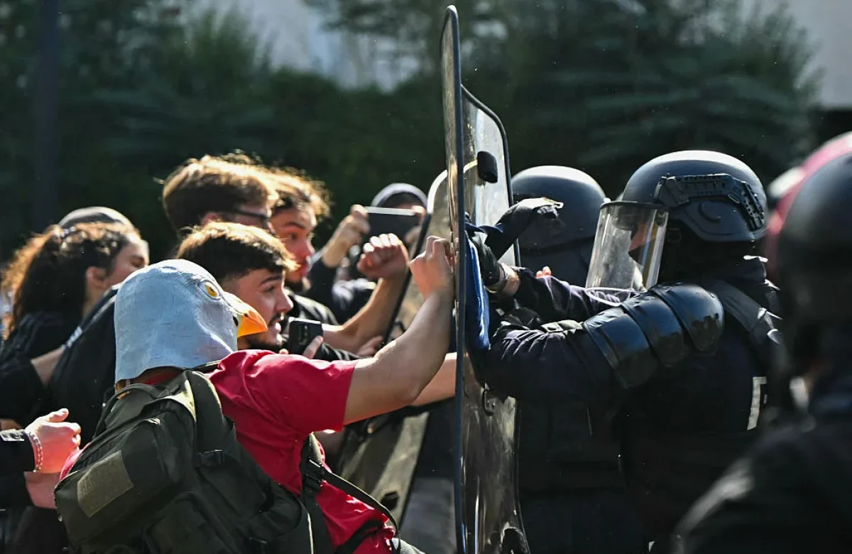 Scenes of clashes with police have drawn establishment condemnations of high schooler protests in France. But much of French society sympathizes with students railing against a dismally underresourced education system. (Lou Benoist / AFP via Getty Images)
Από Jacobin.com