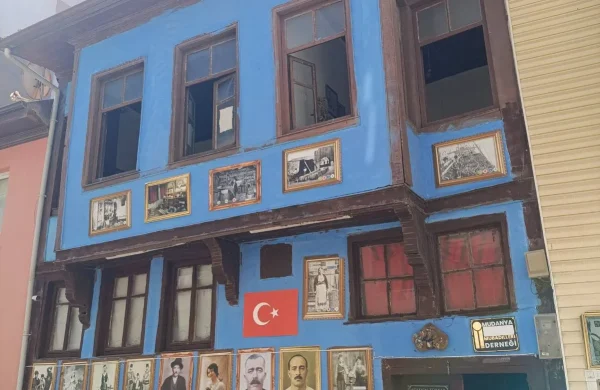 Η φωτογραφία απεικονίζει το Πολιτιστικό Κέντρο Μνήμης και Ανταλλαγής Πληθυσμών στα Μουδανιά Τουρκίας, στις ακτές της Θάλασσας του Μαρμαρά. Χιλιάδες Έλληνες ξεριζώθηκαν από τα Μουδανιά και την ευρύτερη περιοχή κατά την ανταλλαγή πληθυσμών του 1923. Στα σπίτια που εγκατέλειψαν εγκαταστάθηκαν Τούρκοι που ξεριζώθηκαν κυρίως από την Κρήτη. Πολιτιστικοί σύλλογοι προσφύγων και από τις δύο πλευρές του Αιγαίου πραγματοποιούν συχνά επισκέψεις στους τόπους καταγωγής των προγόνων τους. Χτίζουν, όπως λένε, αυθεντικές γέφυρες φιλίας και αλληλοκατανόησης χρησιμοποιώντας την κοινή γλώσσα της προσφυγιάς και του ξεριζωμού.
