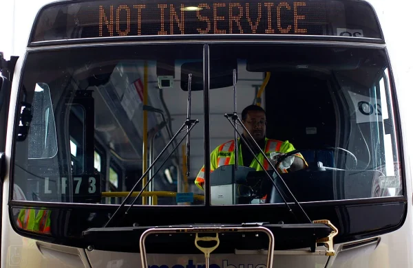 Φωτό Αρχείου. Από Jacobin.Com 

An employee of the Washington Metro Area Transit Authority cleans the inside of a Metro Bus on April 30, 2009 in Hyattsville, Maryland.Win McNamee / Getty