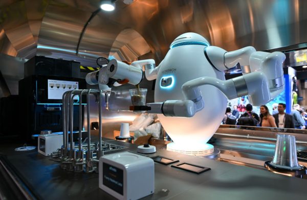 Ένα ρομπότ barista με τεχνητή νοημοσύνη της εταιρείας Richtech Robotics εν δράση στη CES 2024, τη μεγαλύτερη ετήσια έκθεση τεχνολογίας καταναλωτικών προϊόντων στις 10 Ιανουαρίου 2024 στο συνεδριακό κέντρο του Λας Βέγκας