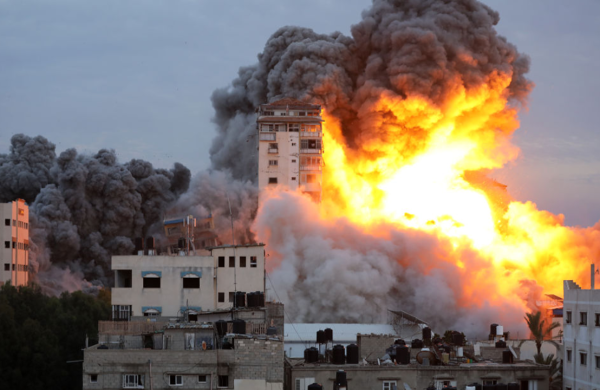Ισραηλινό αεροπορικό χτύπημα στη Γάζα στις 7 Οκτωβρίου 2023, μετά την επιδρομή των ανταρτών στο Ισραήλ. (Majdi Fathi/ Nur Φωτογραφία via Getty Images)