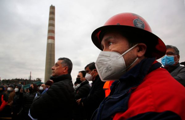 Εργαζόμενοι στο χυτήριο Ventanas της Codelco διαμαρτύρονται για να απαιτήσουν μεγαλύτερες επενδύσεις σε σχέση με τον περιορισμό της ρύπανσης στις 14 Ιουνίου 2022 στο Πουτσουνκαβί της Χιλής. (Marcelo Hernandez / Getty Images)
