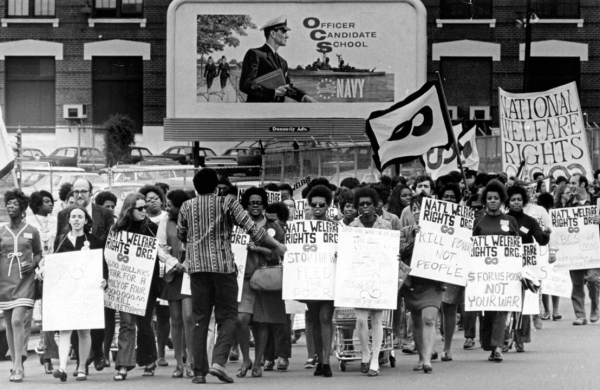 Μέλη της Εθνικής Οργάνωσης για τα Δικαιώματα Πρόνοιας [National Welfare Rights Organization] σε πορεία στη Summer Street στη Βοστώνη, στις 14 Οκτωβρίου 1969. (Phil Preston/the Boston Globe via Getty Images)