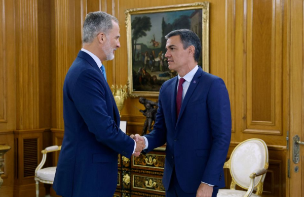 Ο Βασιλιάς της Ισπανίας Felipe VI υποδέχεται τον Sanchez στις 22 Αυγούστου 2023 (Chema Moya / Pool / AFP via Getty Images)