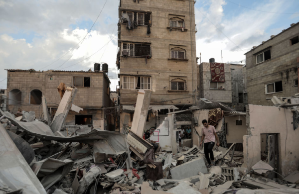 Κόσμος ψάχνει στα ερείπια μετά από ισραηλινές αεροπορικές επιδρομές, στη Γάζα, 15 Νοεμβρίου 2023. (Ahmad Hasaballah / Getty Images)